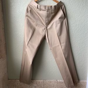Like new, classic flat front Dockers 36/32